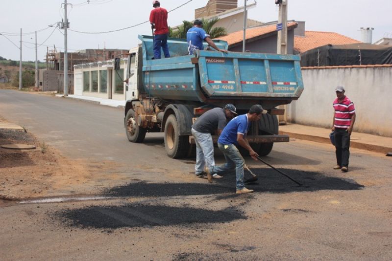 Prefeitura inicia operação tapa-buracos em ruas da cidade